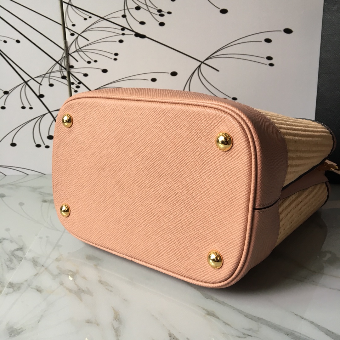 Pra*a medium straw panier bag powder pink 1ba212 13 x 22 x 23 cm