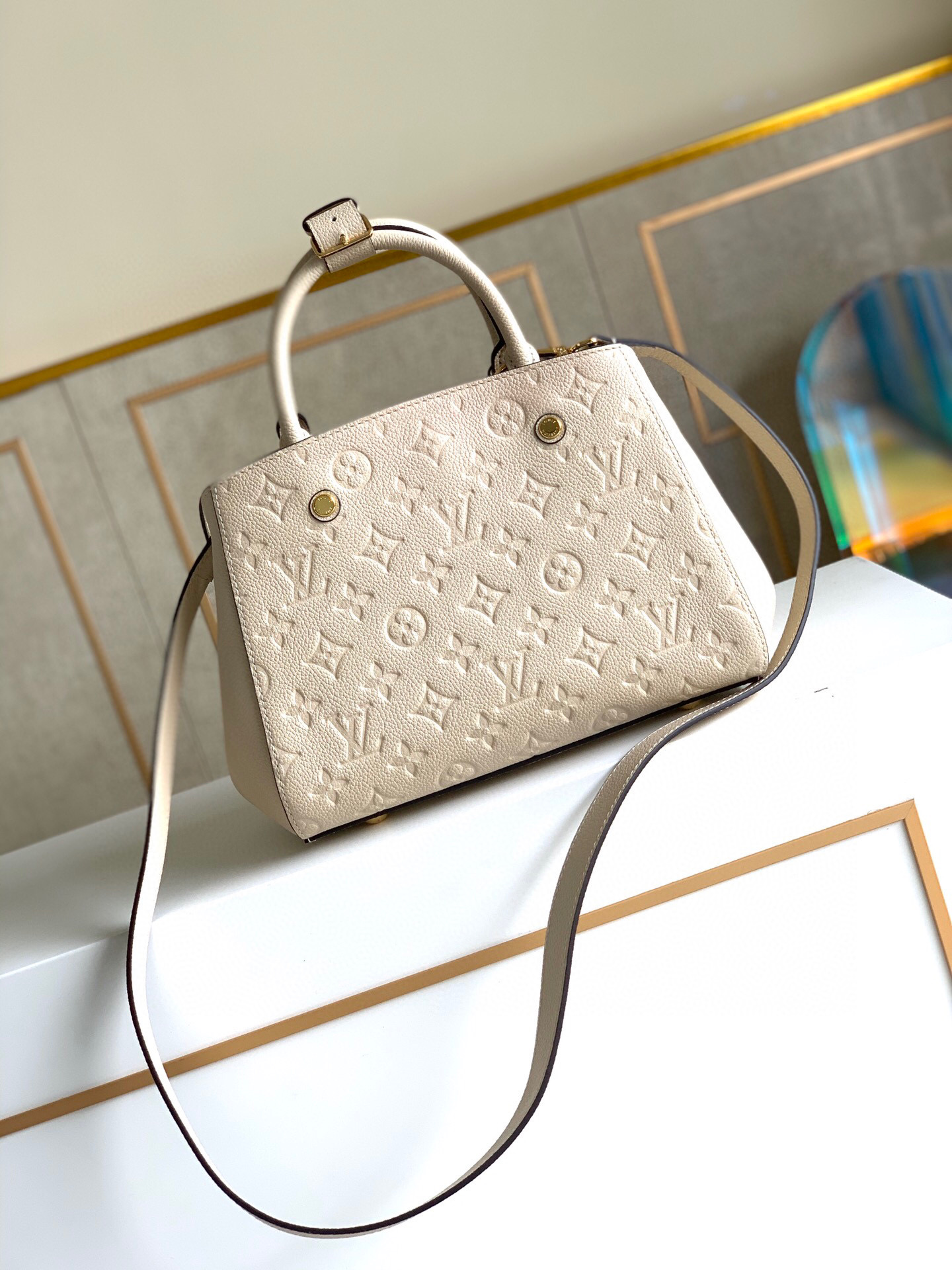 l0vis Vvtt0n montaigne bb monogram empreinte leather white m42747 29 x 20 x 13 cm