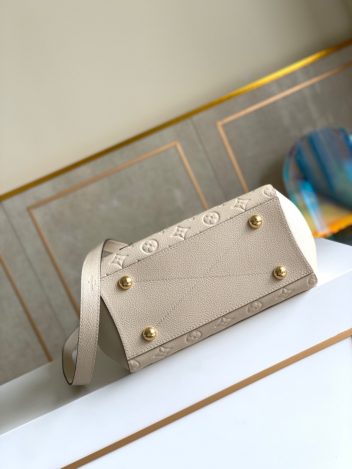 l0vis Vvtt0n montaigne bb monogram empreinte leather white m42747 29 x 20 x 13 cm