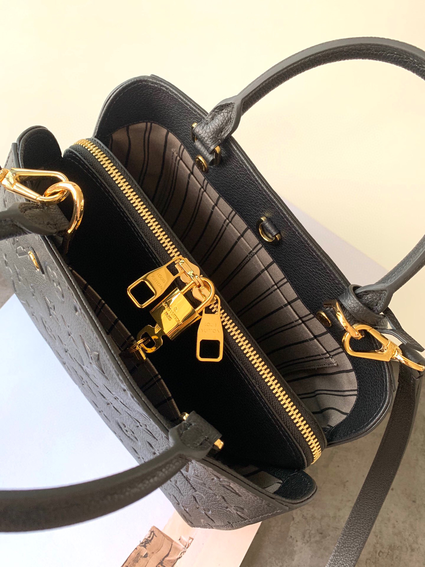 l0vis Vvtt0n montaigne bb monogram empreinte leather black m41053 29 x 20 x 13 cm