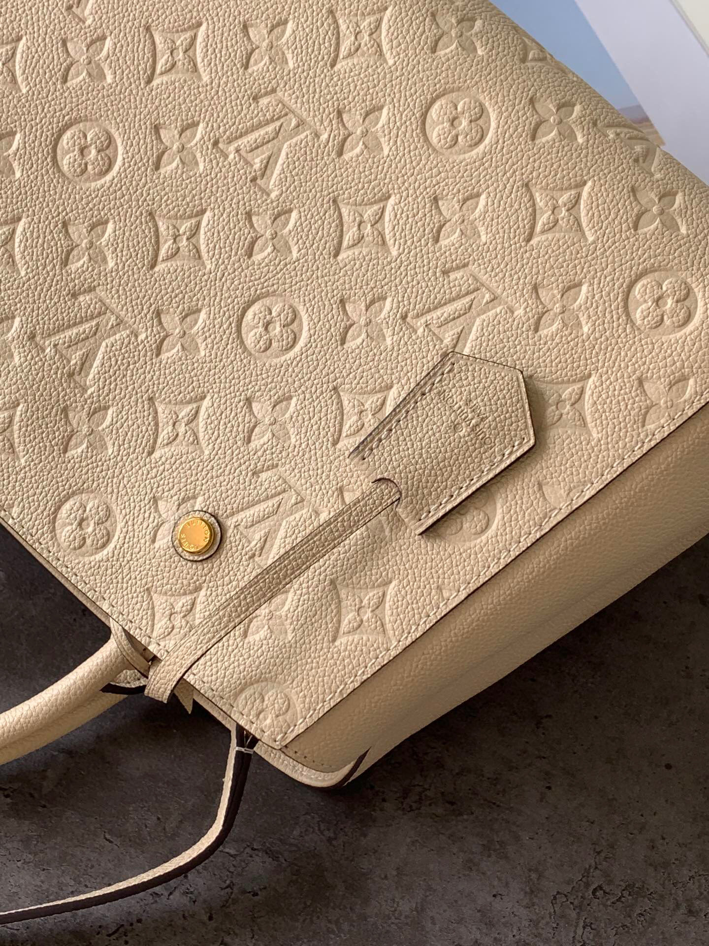 l0vis Vvtt0n montaigne mm monogram empreinte leather creme m41048 33 × 23 × 15 cm