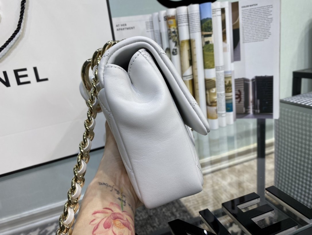 Ch**el flap bag with large bi-color chain white as1353 16 x 24 x 6 cm