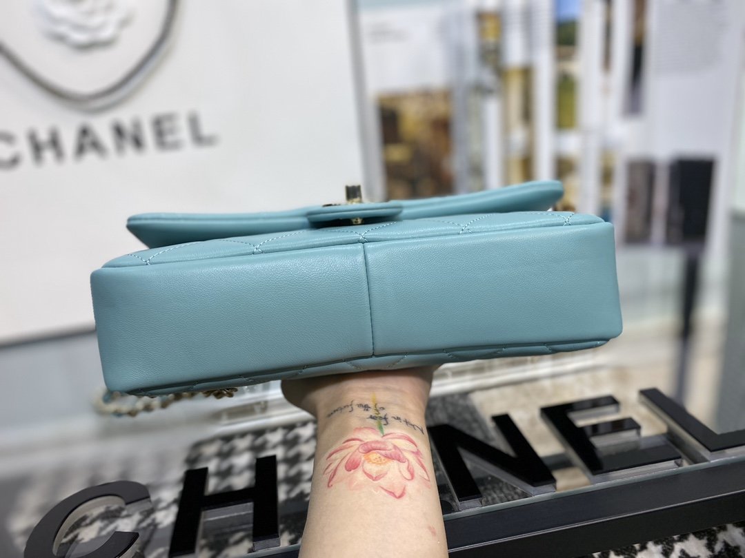 Ch**el flap bag with large bi-color chain blue as1353 16 x 24 x 6 cm