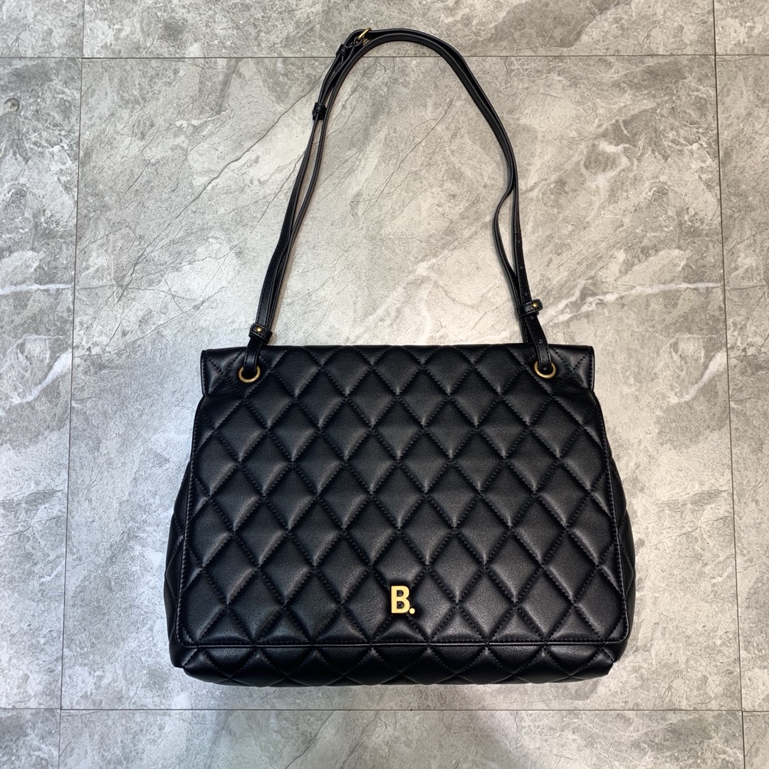 ba1en*iaga large buckle shoulder bag D1am0nd pattern leather golden metal black 37 x 8 x 29 cm