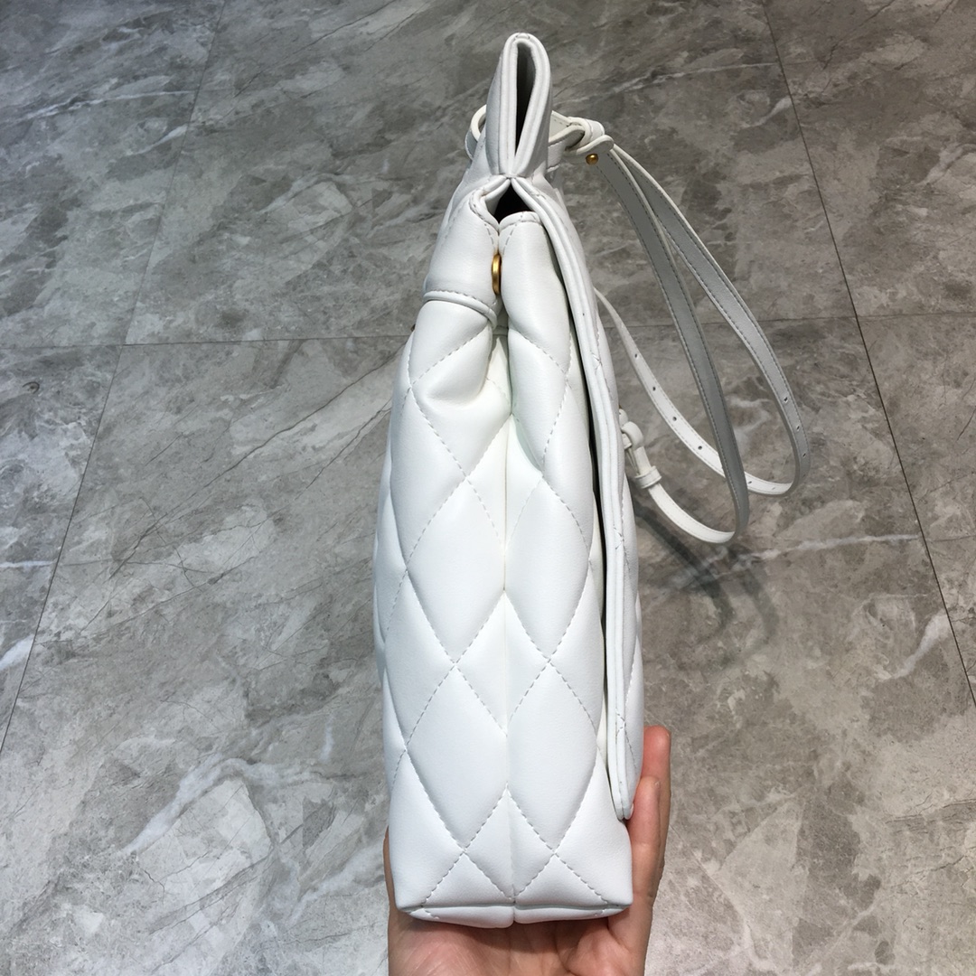 ba1en*iaga large buckle shoulder bag D1am0nd pattern leather golden metal white 37 x 8 x 29 cm