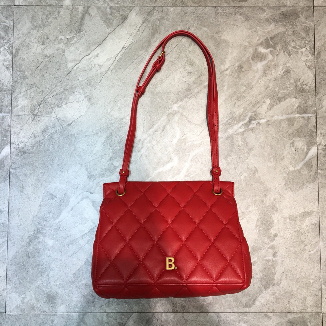 ba1en*iaga small buckle shoulder bag D1am0nd pattern leather golden metal red 25 x 9 x 20 cm