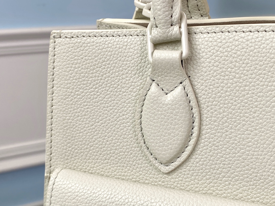 l0vis Vvtt0n lockme tote pm soft grained calfskin leather white m55817 27.5 x 22 x 12 cm