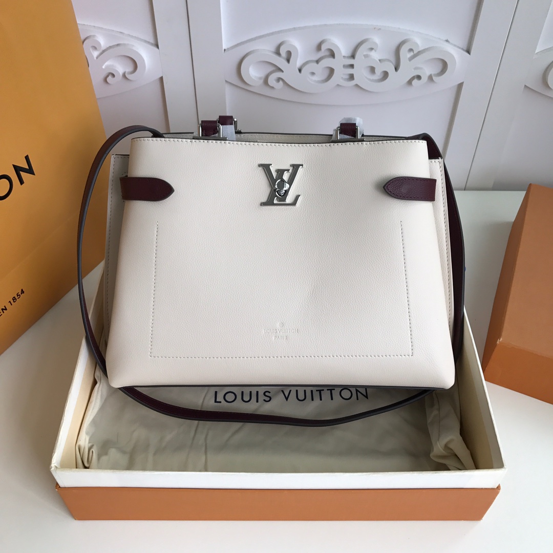 l0vis Vvtt0n lockme day grained calfskin leather white m53730 31 x 24 x 16 cm