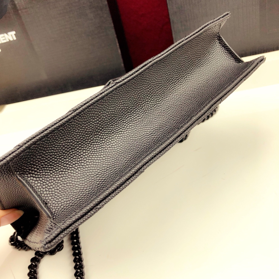 Y51 envelope chain wallet in grain de poudre embossed leather black metal black 393953 19 x 11.5 x 4 cm