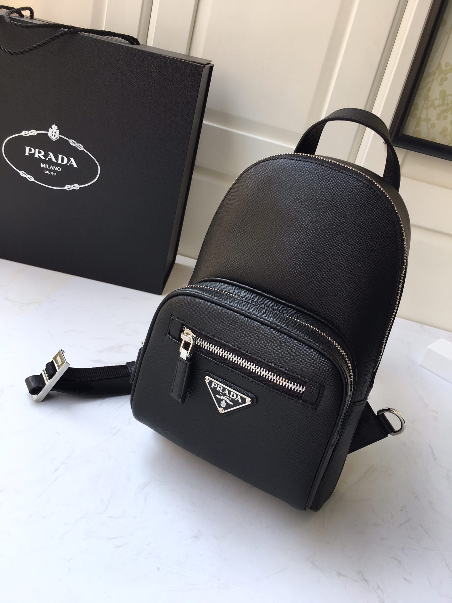 Pra*a saffiano leather one shoulder bag 2vz031 18 x 28 x 9.5 cm