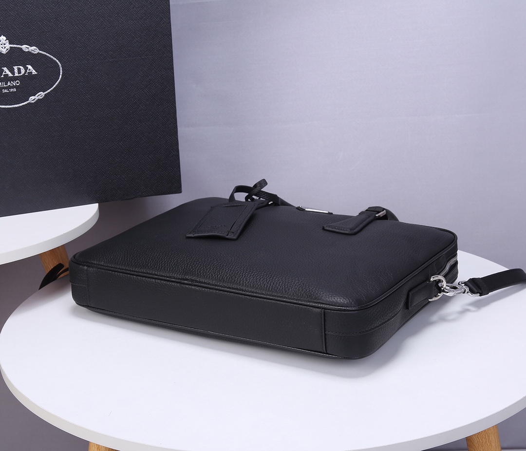Pra*a classic briefcase grained cowhide leather black 2ve368 36 x 28 x 4 cm