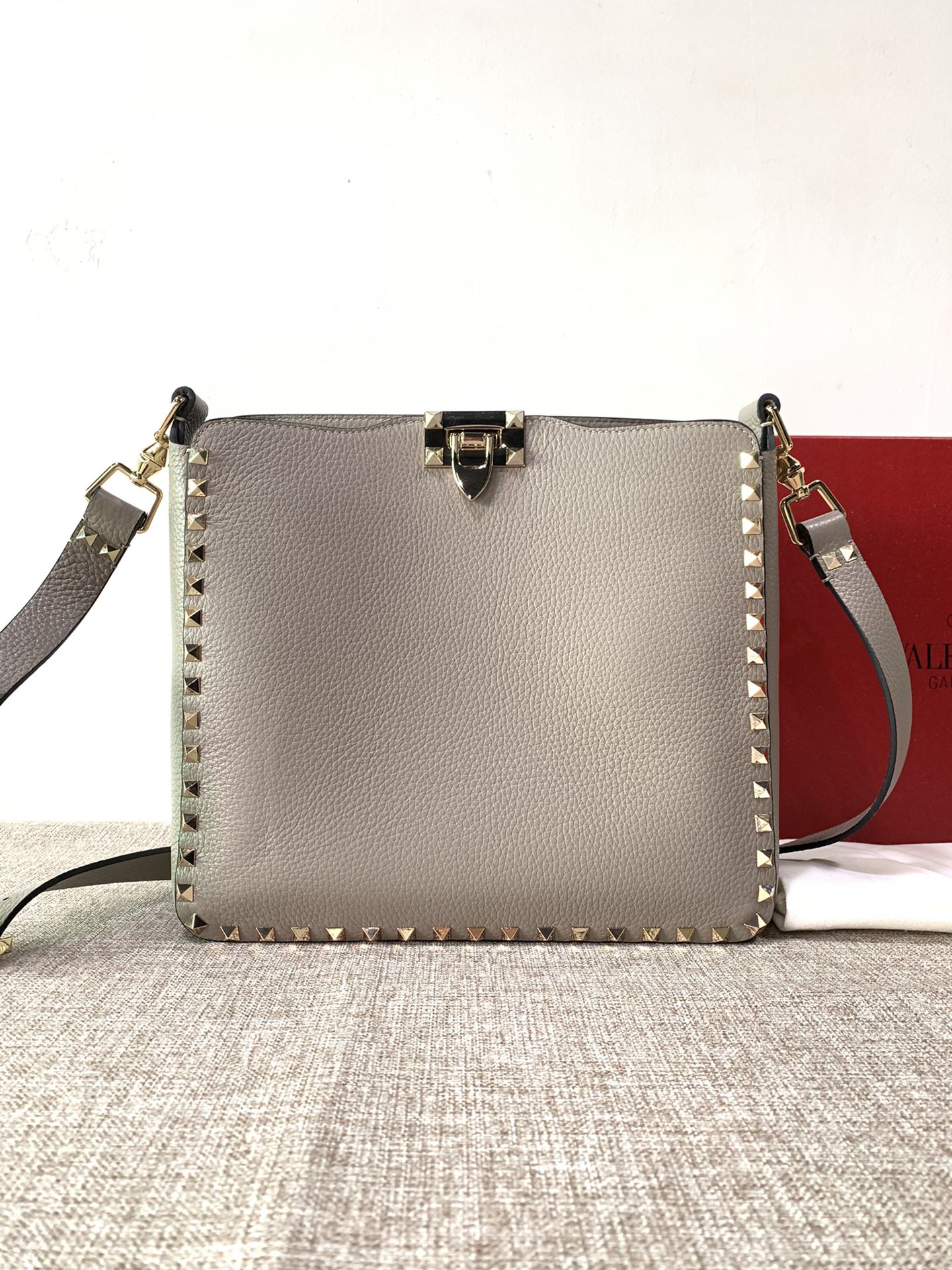 Va1e*ntin0 medium garavani rockstud tote soft cowhide leather grey 50031s 27 × 7 × 25 cm