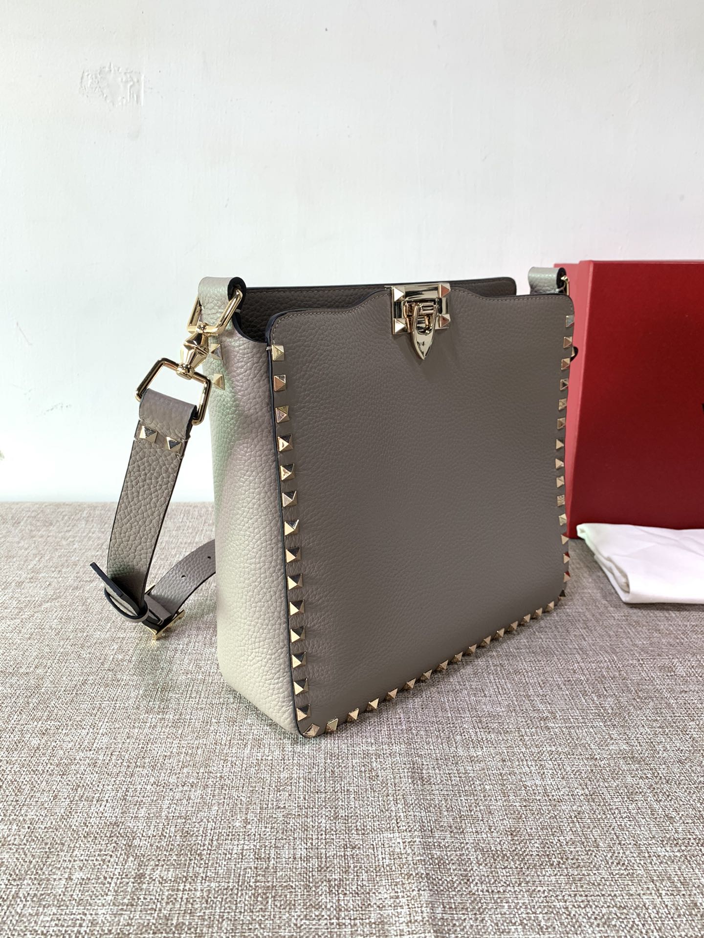 Va1e*ntin0 medium garavani rockstud tote soft cowhide leather grey 50031s 27 × 7 × 25 cm