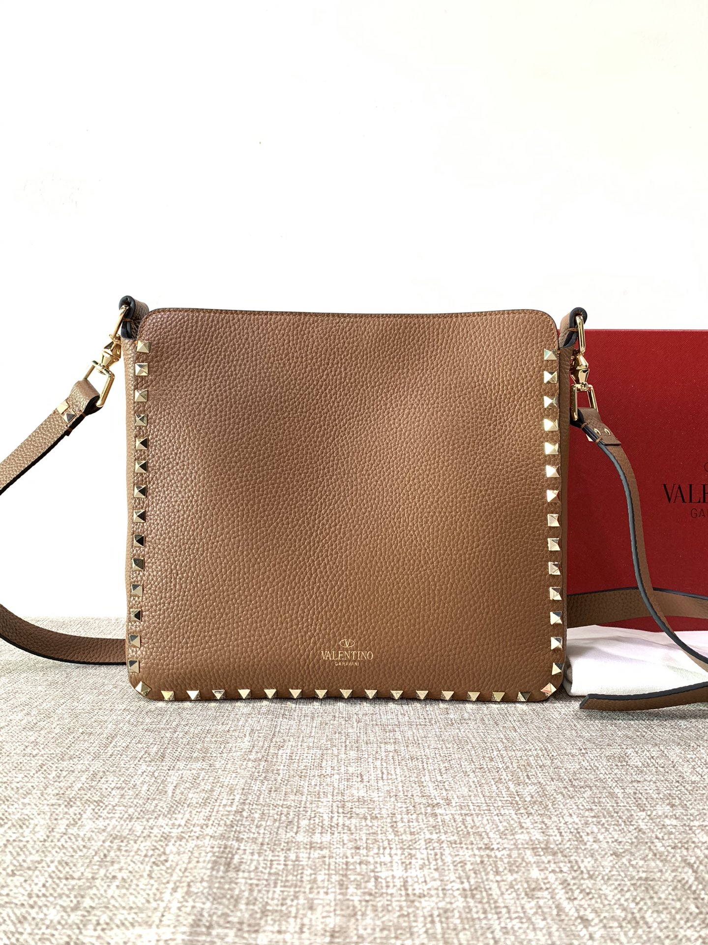 Va1e*ntin0 medium garavani rockstud tote soft cowhide leather brown 50031s 27 × 7 × 25 cm