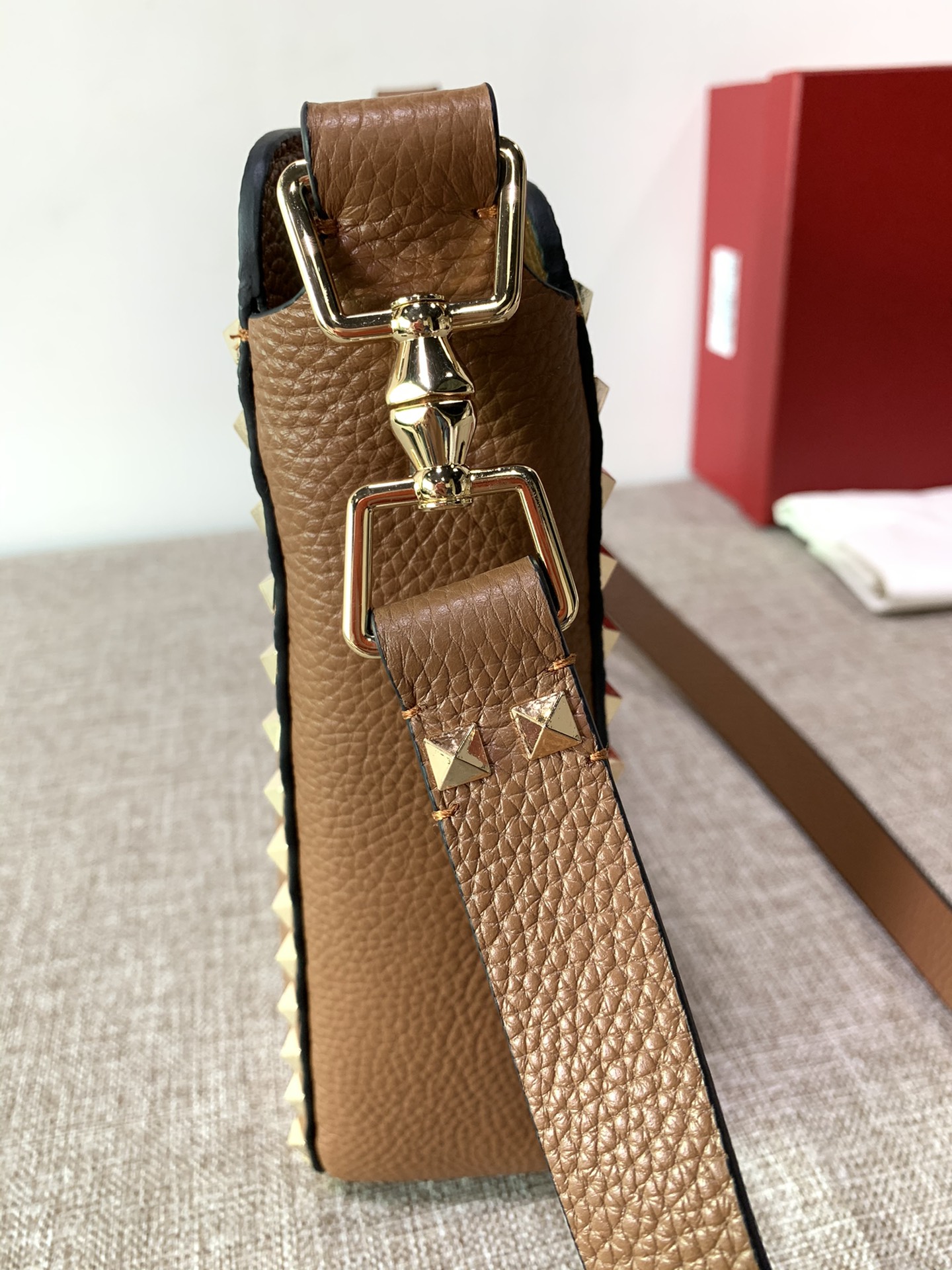 Va1e*ntin0 medium garavani rockstud tote soft cowhide leather brown 50031s 27 × 7 × 25 cm