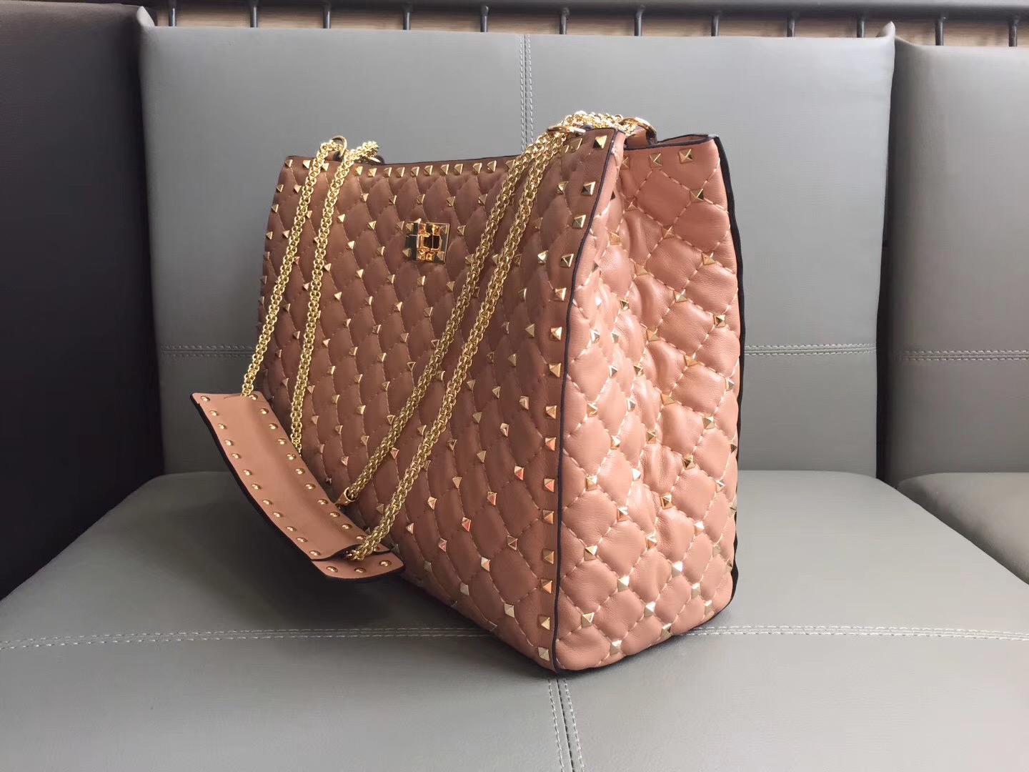 Va1e*ntin0 rockstud spike tote bag nude pink 33 x 12 x 23 cm