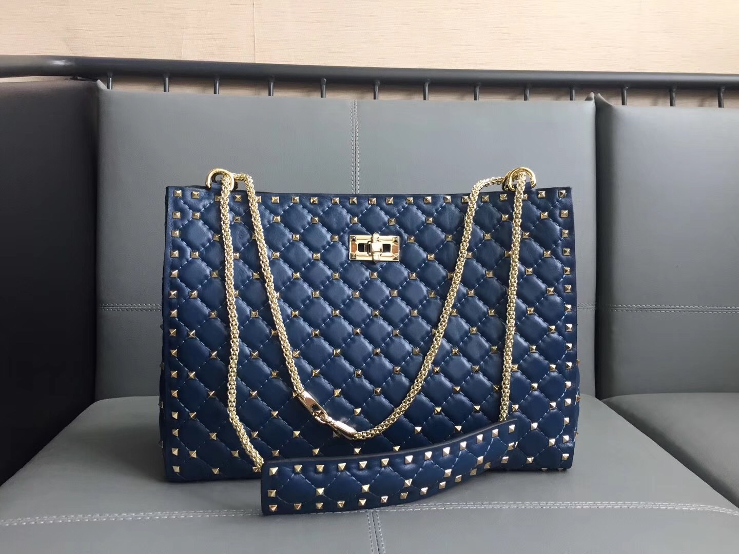 Va1e*ntin0 rockstud spike tote bag dark blue 33 x 12 x 23 cm