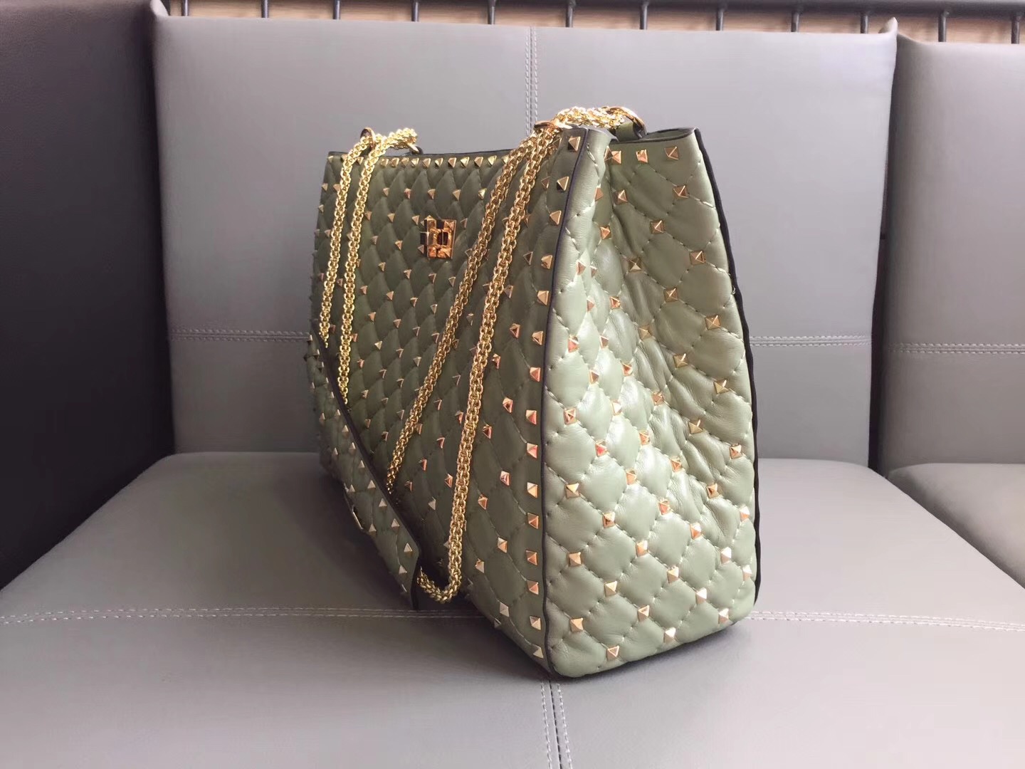 Va1e*ntin0 rockstud spike tote bag mint green 33 x 12 x 23 cm