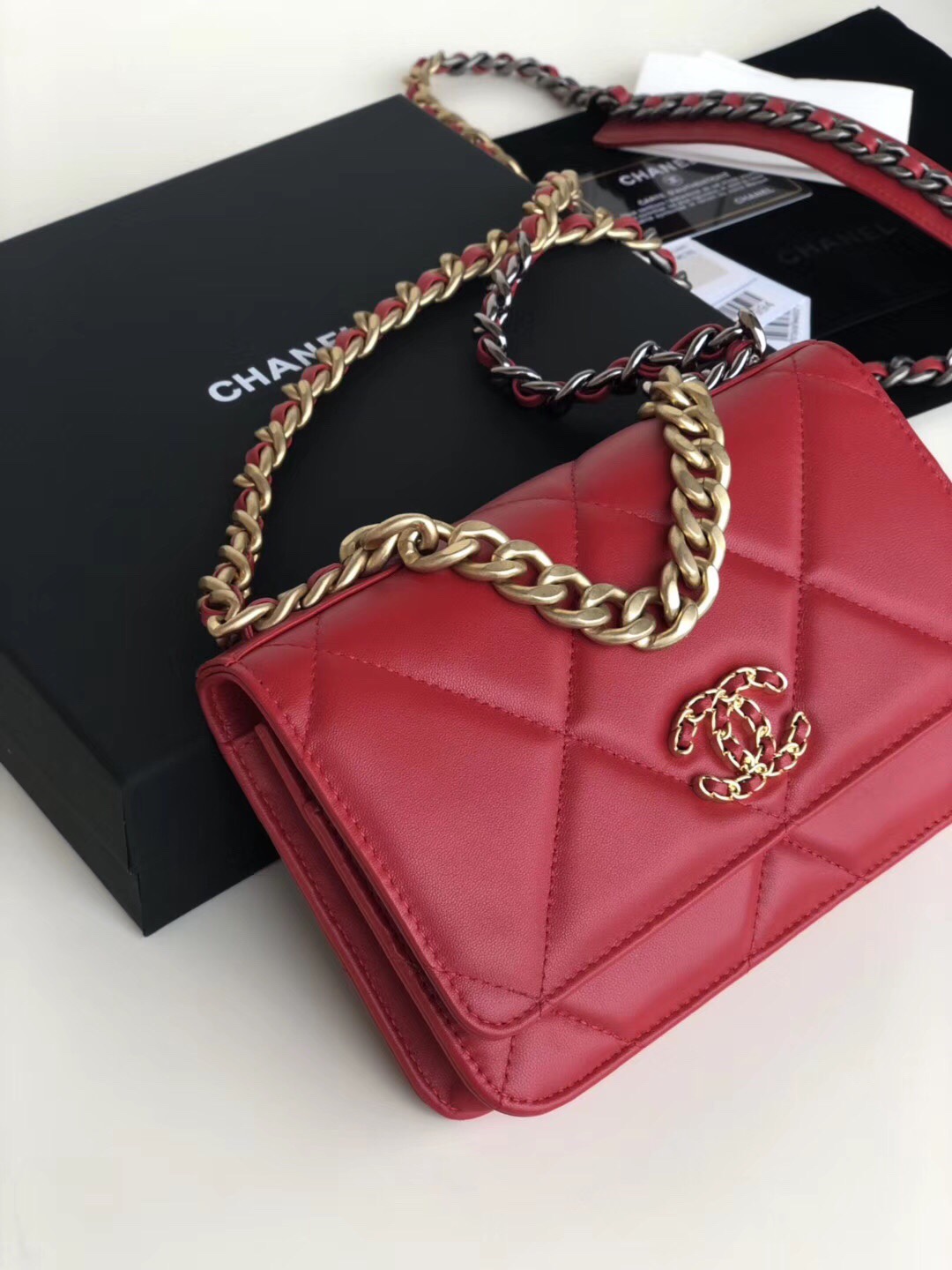 Ch**el 19 wallet on chain leather red ap0957 19 x 11.5 x 7 cm