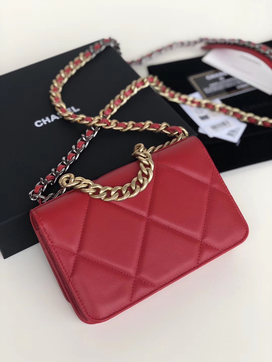 Ch**el 19 wallet on chain leather red ap0957 19 x 11.5 x 7 cm