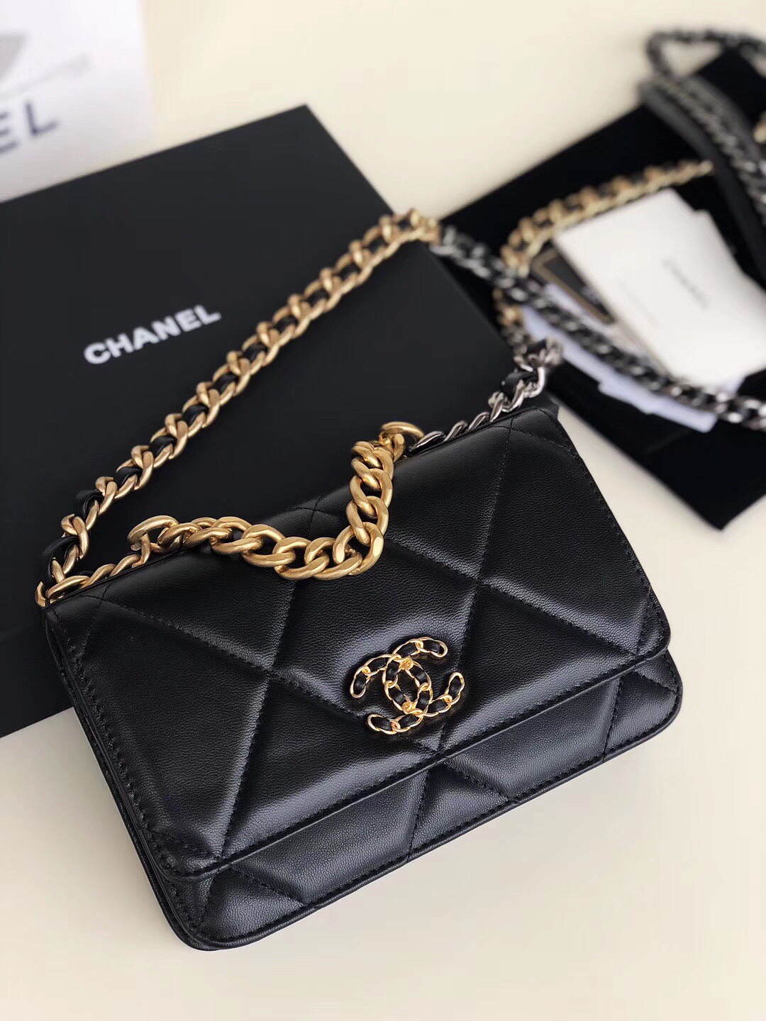 Ch**el 19 wallet on chain leather black ap0957 19 x 11.5 x 7 cm