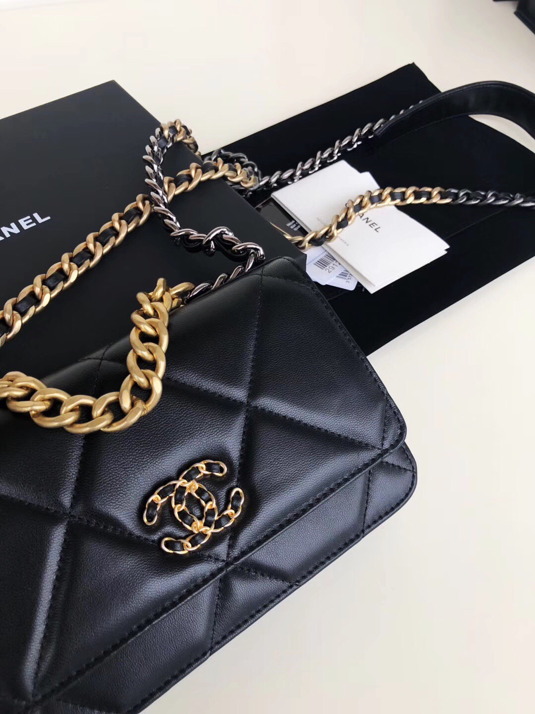 Ch**el 19 wallet on chain leather black ap0957 19 x 11.5 x 7 cm