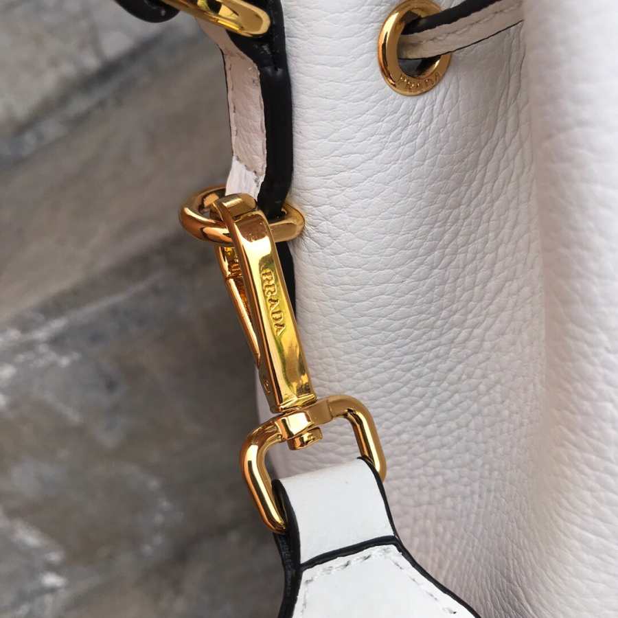 Pra*a bucket leather white 1ba018 18 x 23 x 13 cm