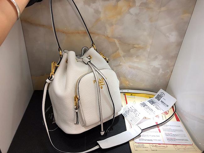 Pra*a bucket bag with metal logo and shoulder strap white 1be030 21 × 25 × 15 cm