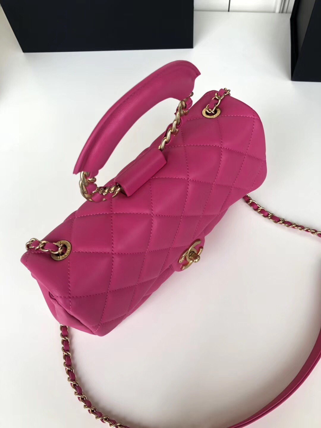 Ch**el circular handle flap bag lambskin pink as1358 24 x 15 x 6 cm