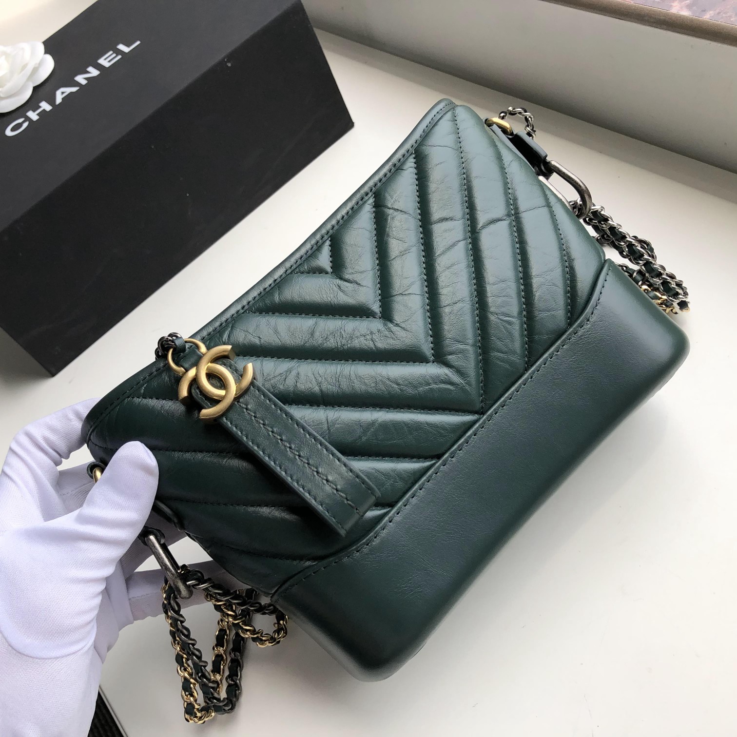 Ch**el small gabrielle chevron hobo bag aged calfskin green a91810 20 x 15 x 8 cm