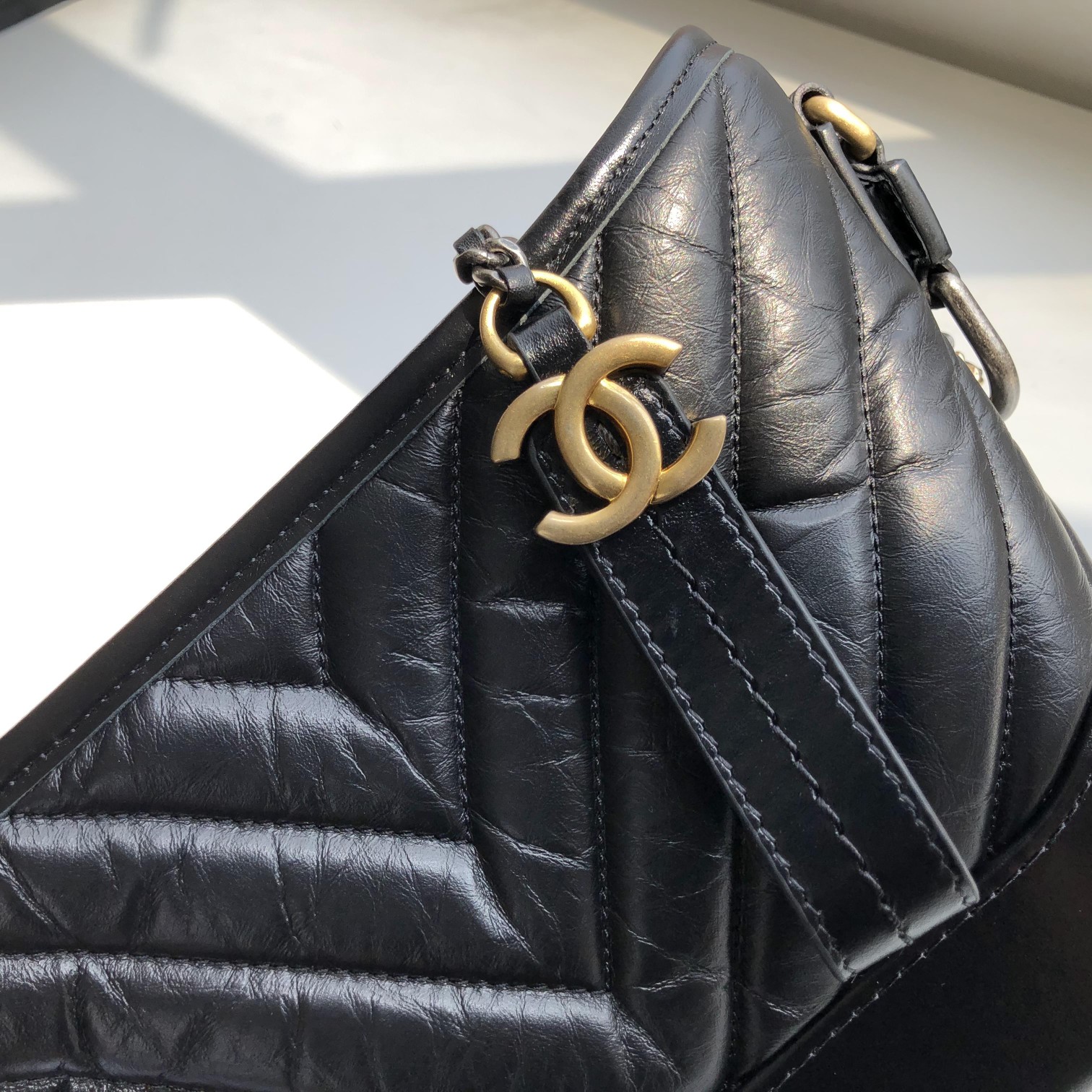 Ch**el small gabrielle chevron hobo bag aged calfskin black a91810 20 x 15 x 8 cm