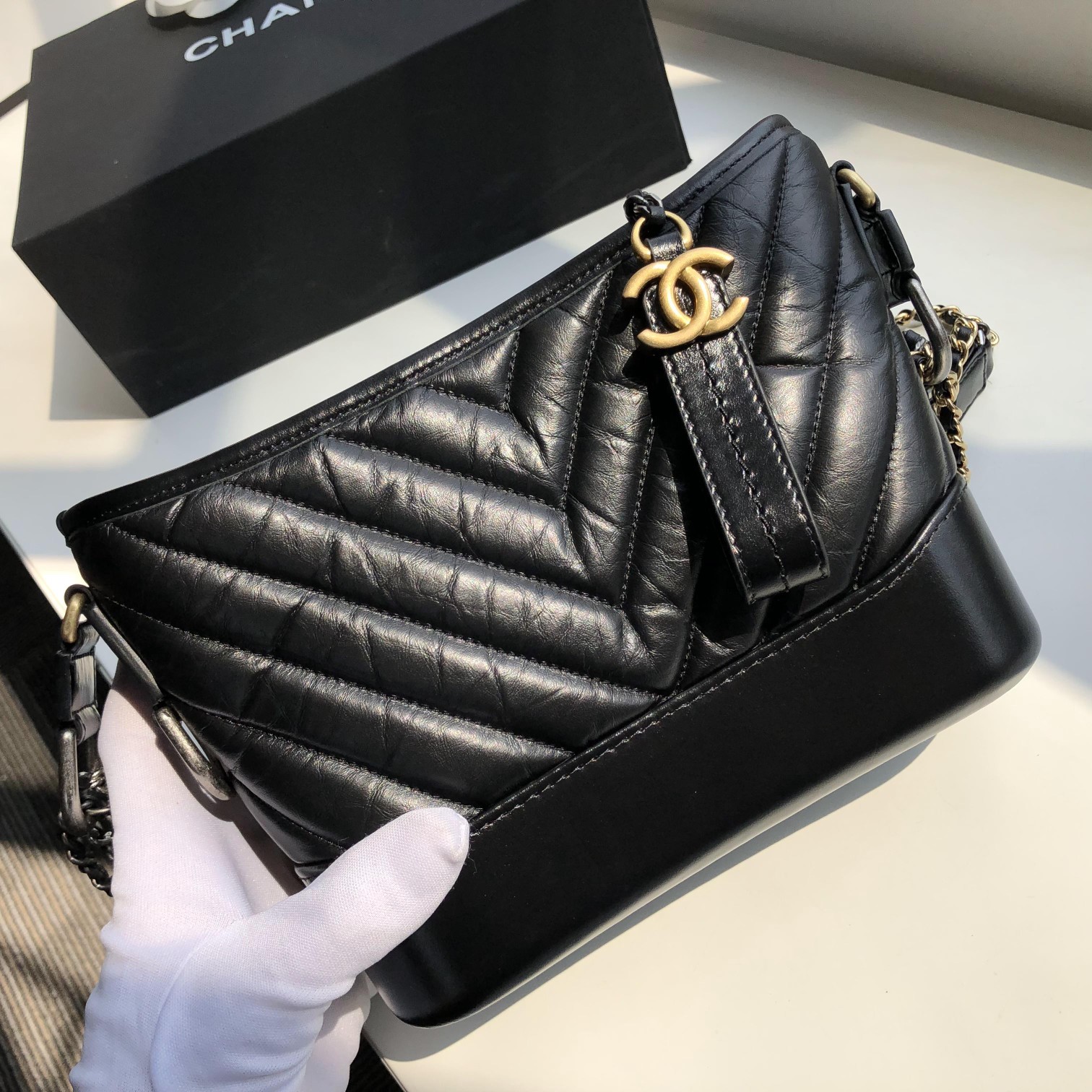 Ch**el small gabrielle chevron hobo bag aged calfskin black a91810 20 x 15 x 8 cm