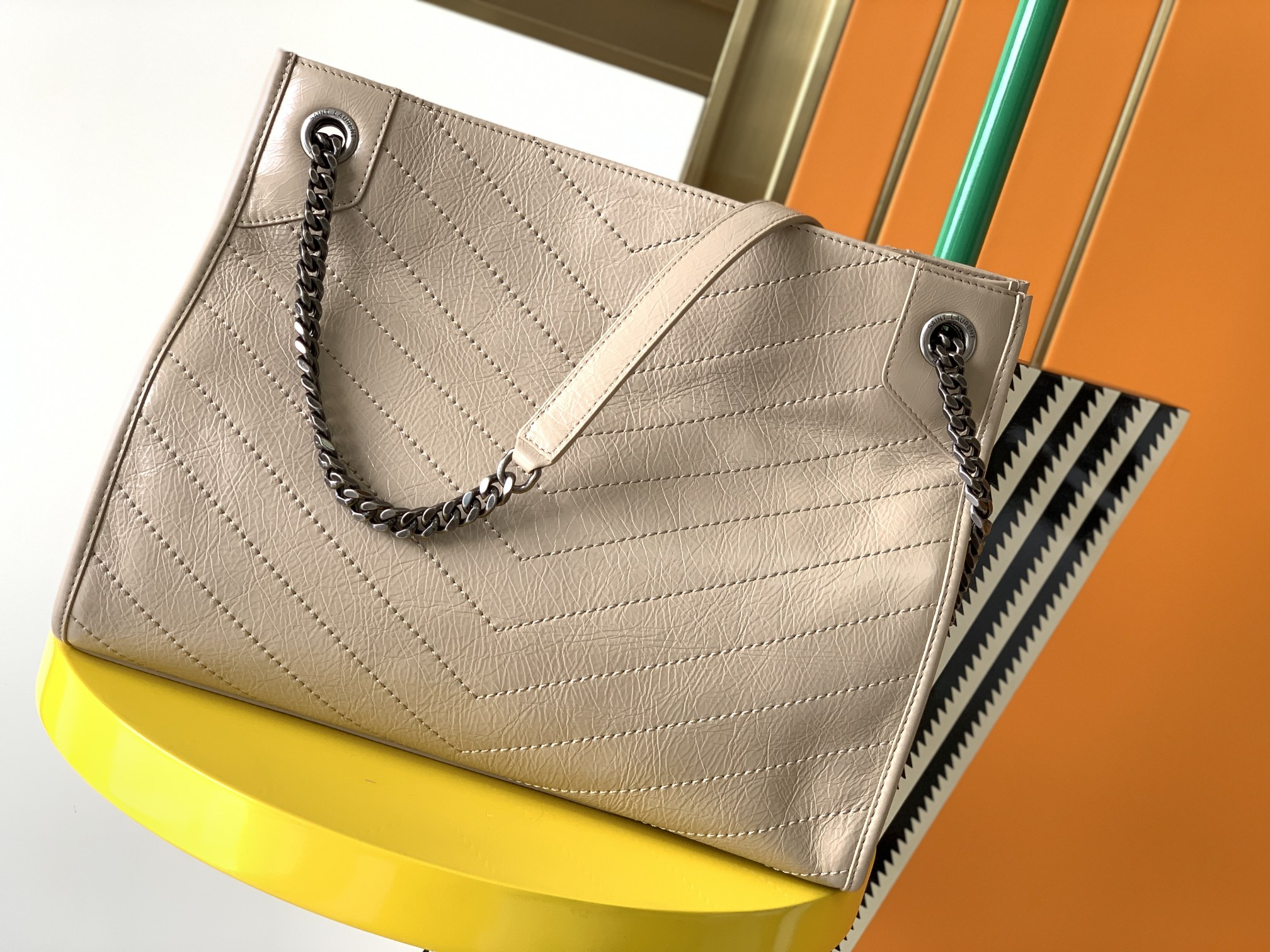 Y51 medium niki shopping bag in crinkled vintage leather creme 577999 33 x 27 x 11.5 cm