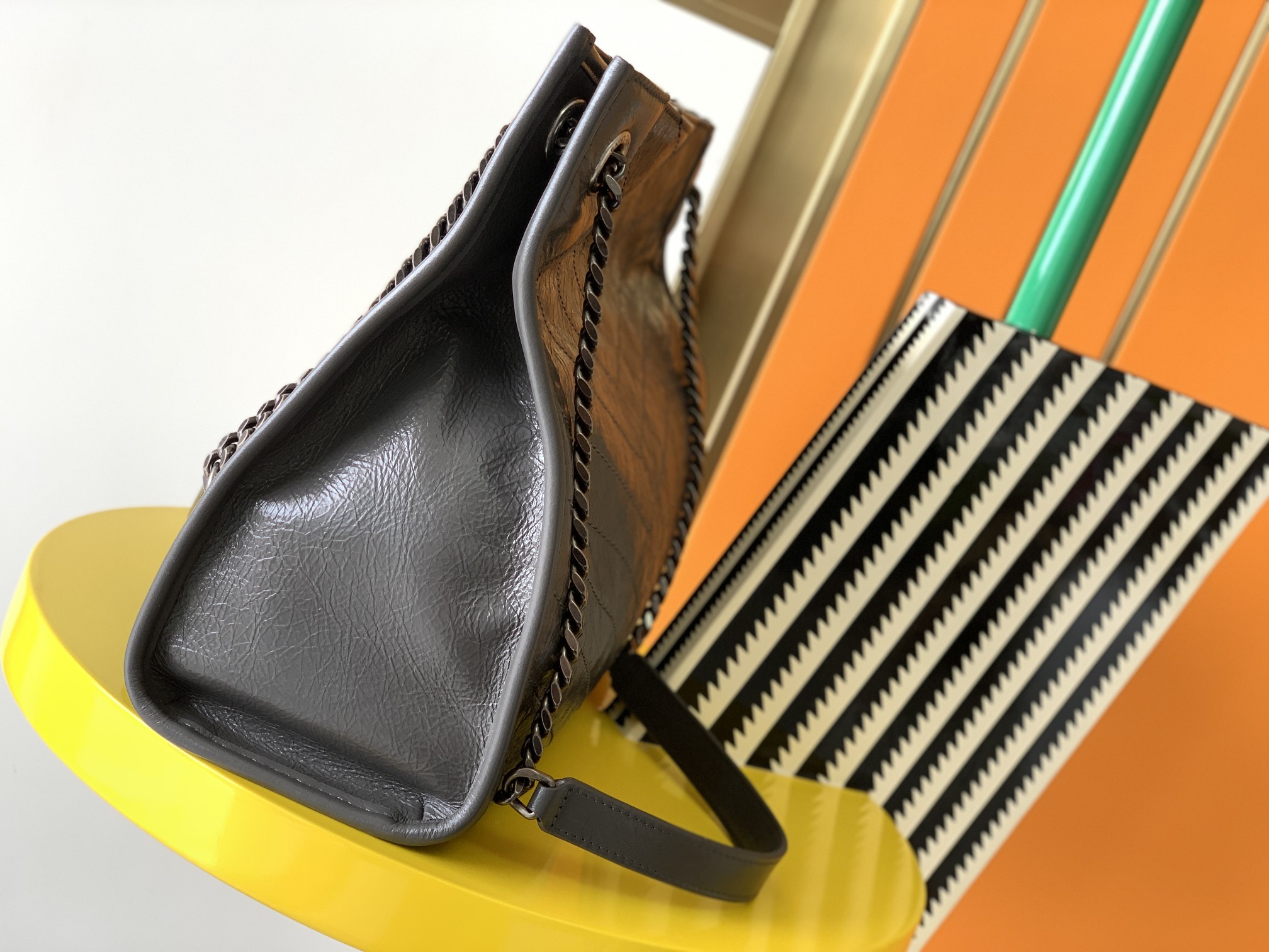 Y51 medium niki shopping bag in crinkled vintage leather dark grey 577999 33 x 27 x 11.5 cm