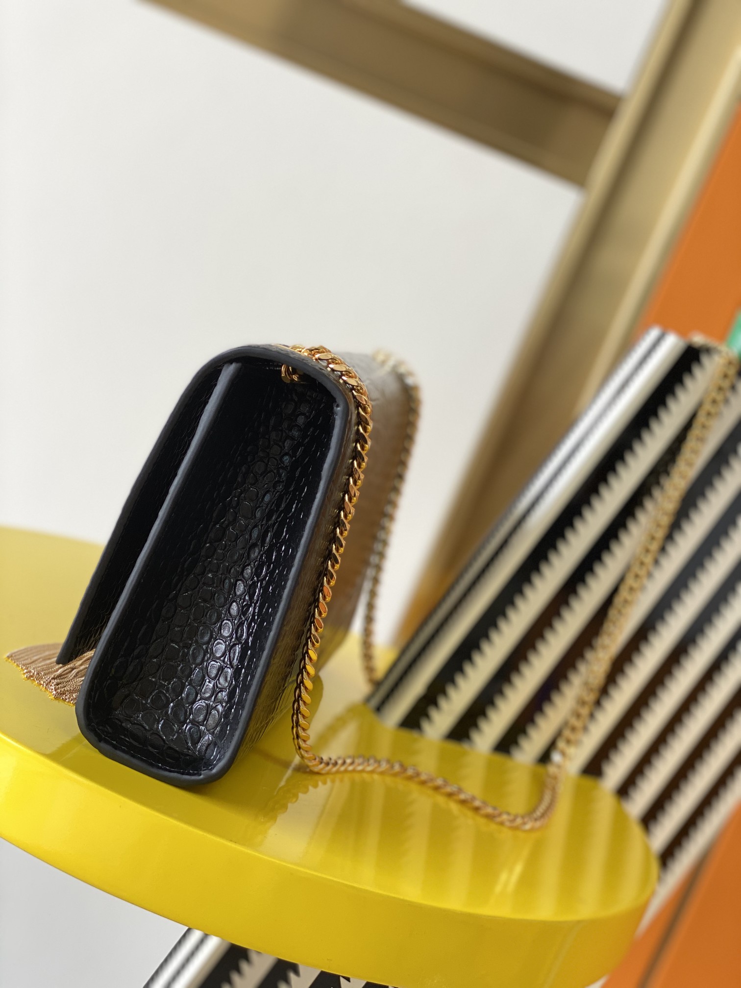 Y51 medium kate with tassel in crocodile-embossed shiny leather black 354119 24 x 14.5 x 5.5 cm