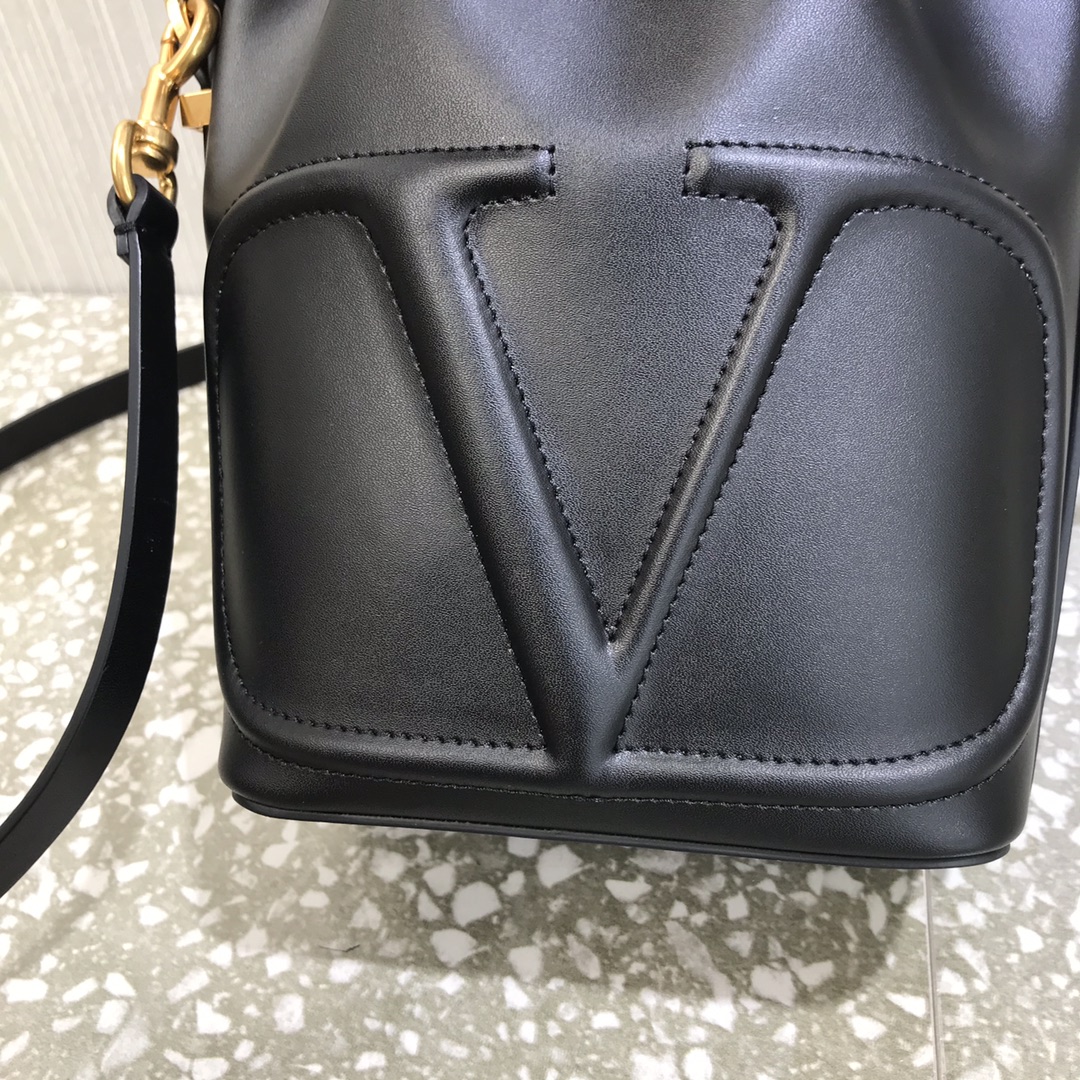 Va1e*ntin0 vlogo walk bucket bag calfskin leather black uw2b0g54qel 18 x 20.5 x 10 cm