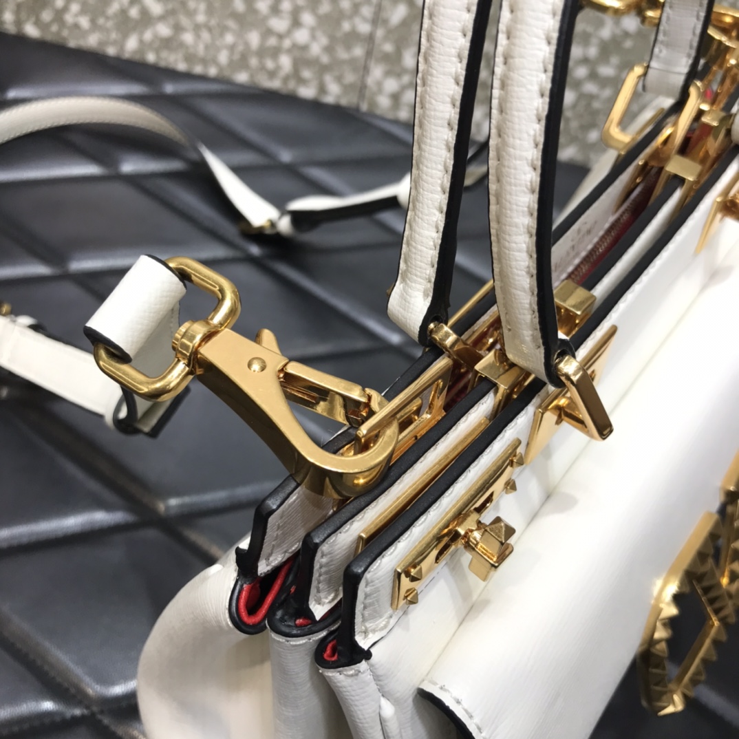 Va1e*ntin0 medium rockstud alcove handbag in grainy calfskin white ww2b0j41bqz 23 x 20 x 6 cm