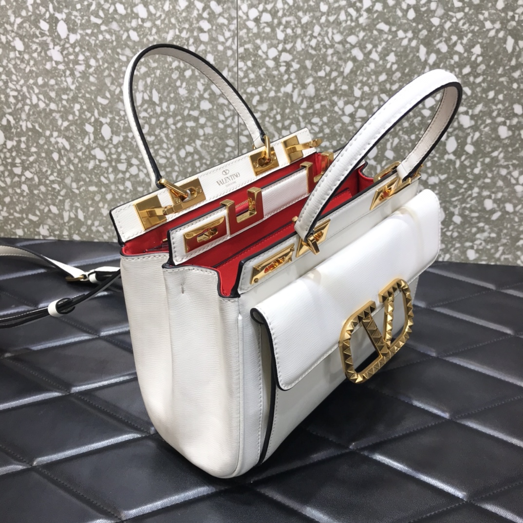 Va1e*ntin0 medium rockstud alcove handbag in grainy calfskin white ww2b0j41bqz 23 x 20 x 6 cm