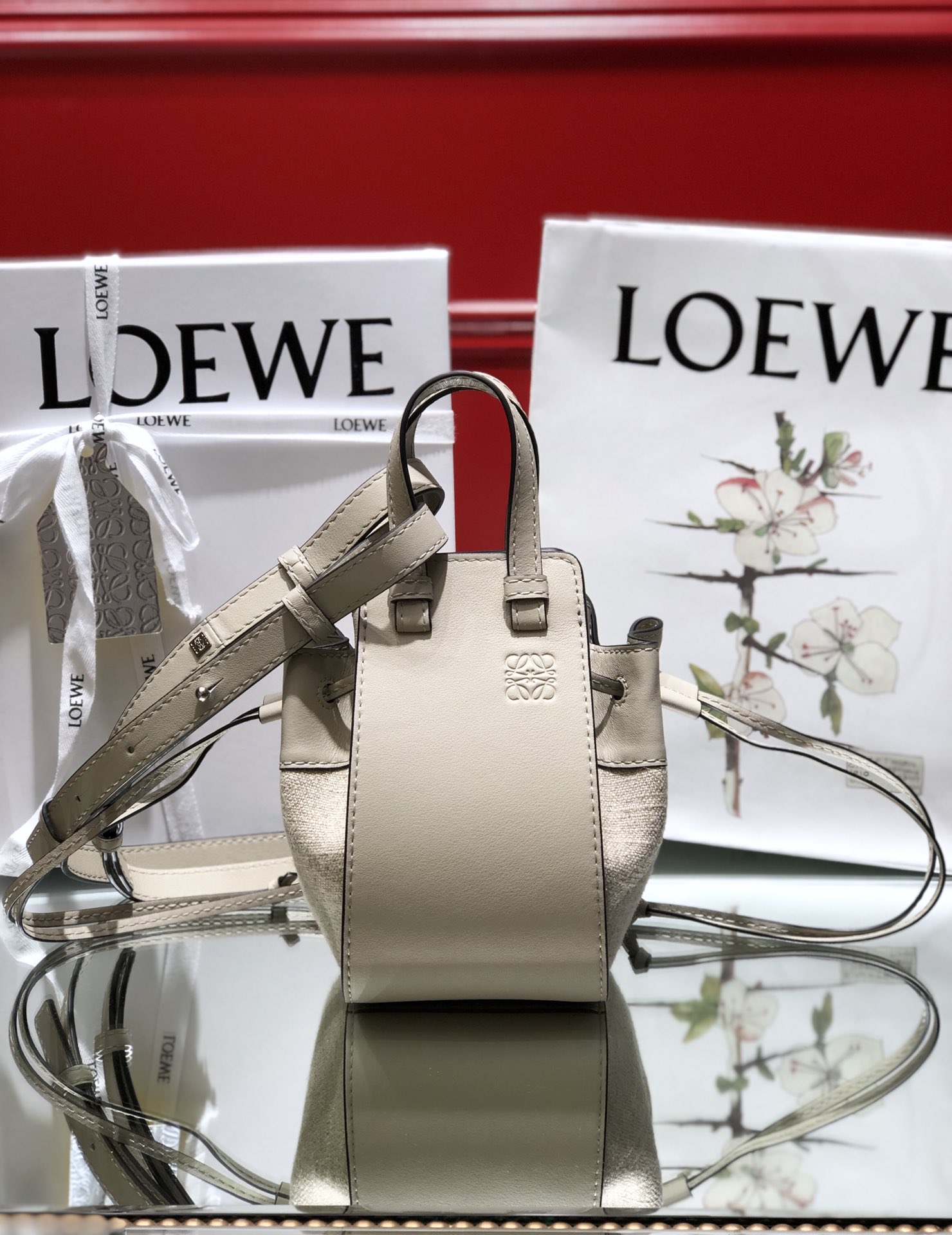 L0ew* mini hammock drawstring classic calfskin leather white 314.30.v07 19.5 x 17 x 11 cm