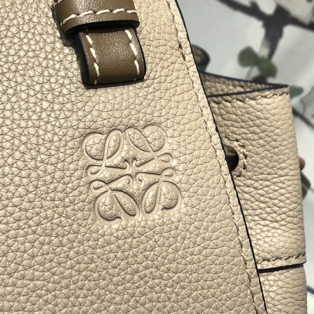 L0ew* mini hammock drawstring classic calfskin leather sand 314.30.v07 19.5 x 17 x 11 cm