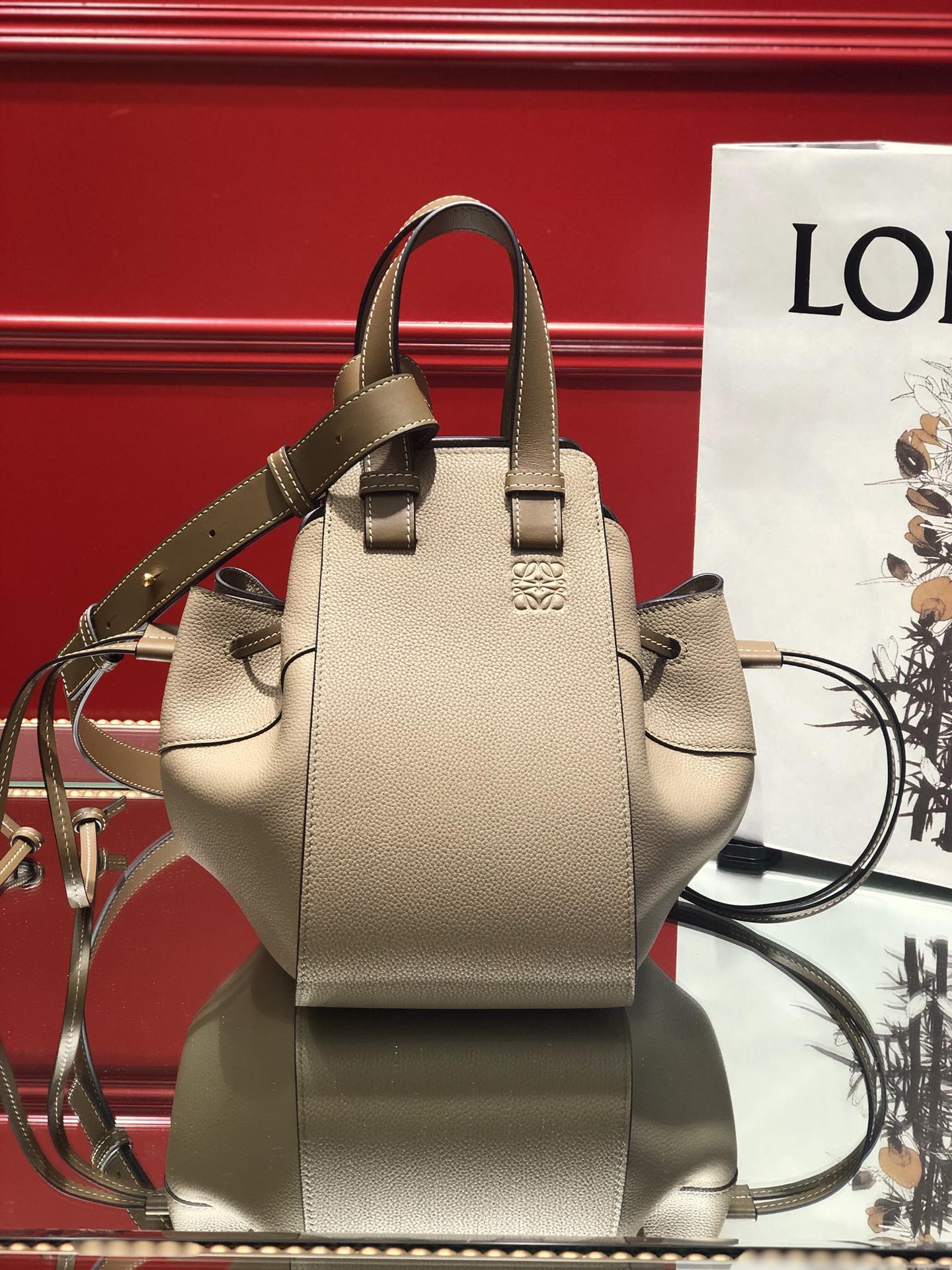 L0ew* small hammock bag cassic calfskin leather sand 387.30.s35 26 x 21 x 14 cm