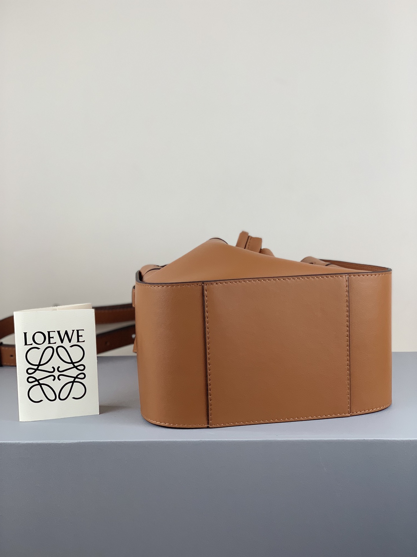 L0ew* small hammock bag cassic calfskin leather tan 387.30.s35 26 x 21 x 14 cm