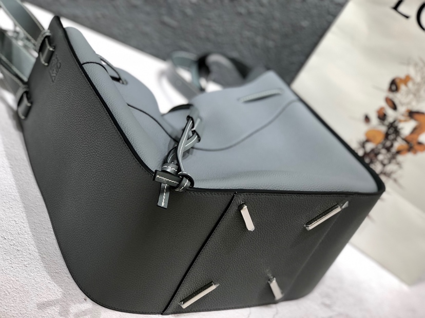 L0ew* small hammock bag cassic calfskin leather grey 387.30.s35 26 x 21 x 14 cm