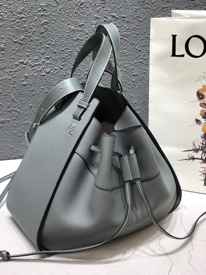 L0ew* small hammock bag cassic calfskin leather grey 387.30.s35 26 x 21 x 14 cm
