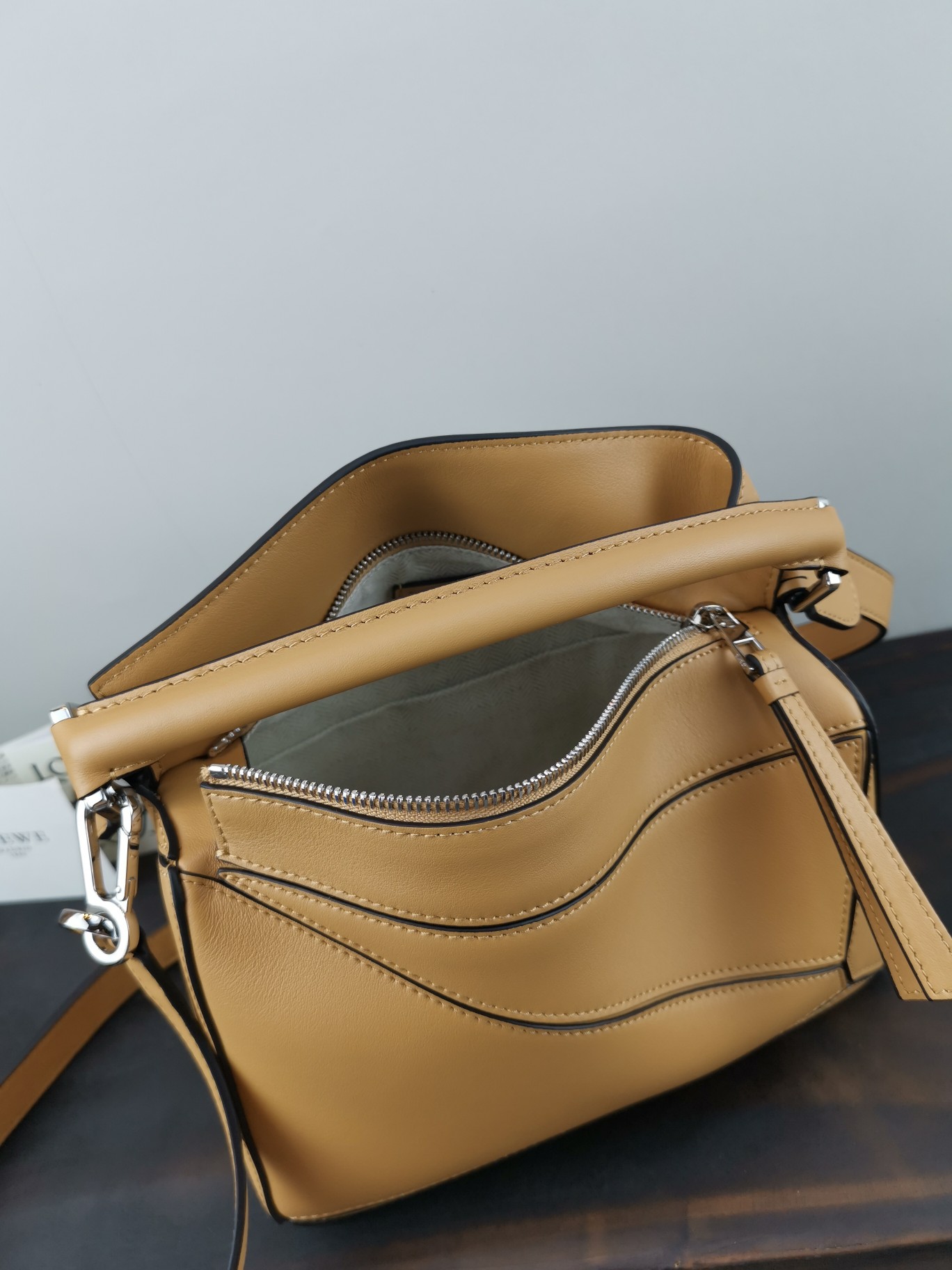 L0ew* small puzzle bag cassic calfskin leather fawn 322.30.s21 24 x 14 x 11 cm