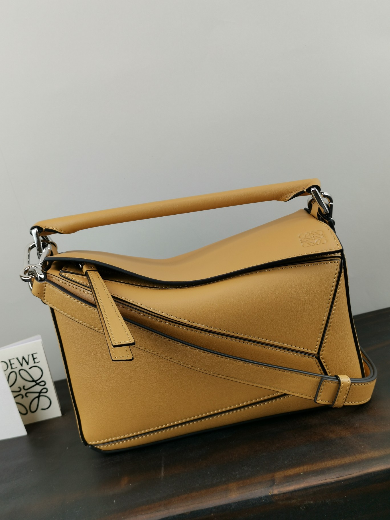 L0ew* small puzzle bag cassic calfskin leather fawn 322.30.s21 24 x 14 x 11 cm