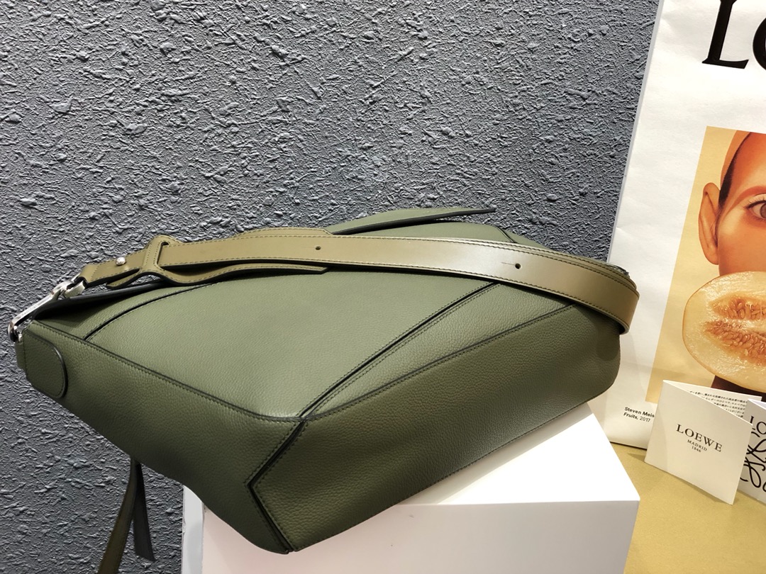 L0ew* puzzle messenger bag classic calfskin avocado green 36.5 x 27.5 x 10 cm
