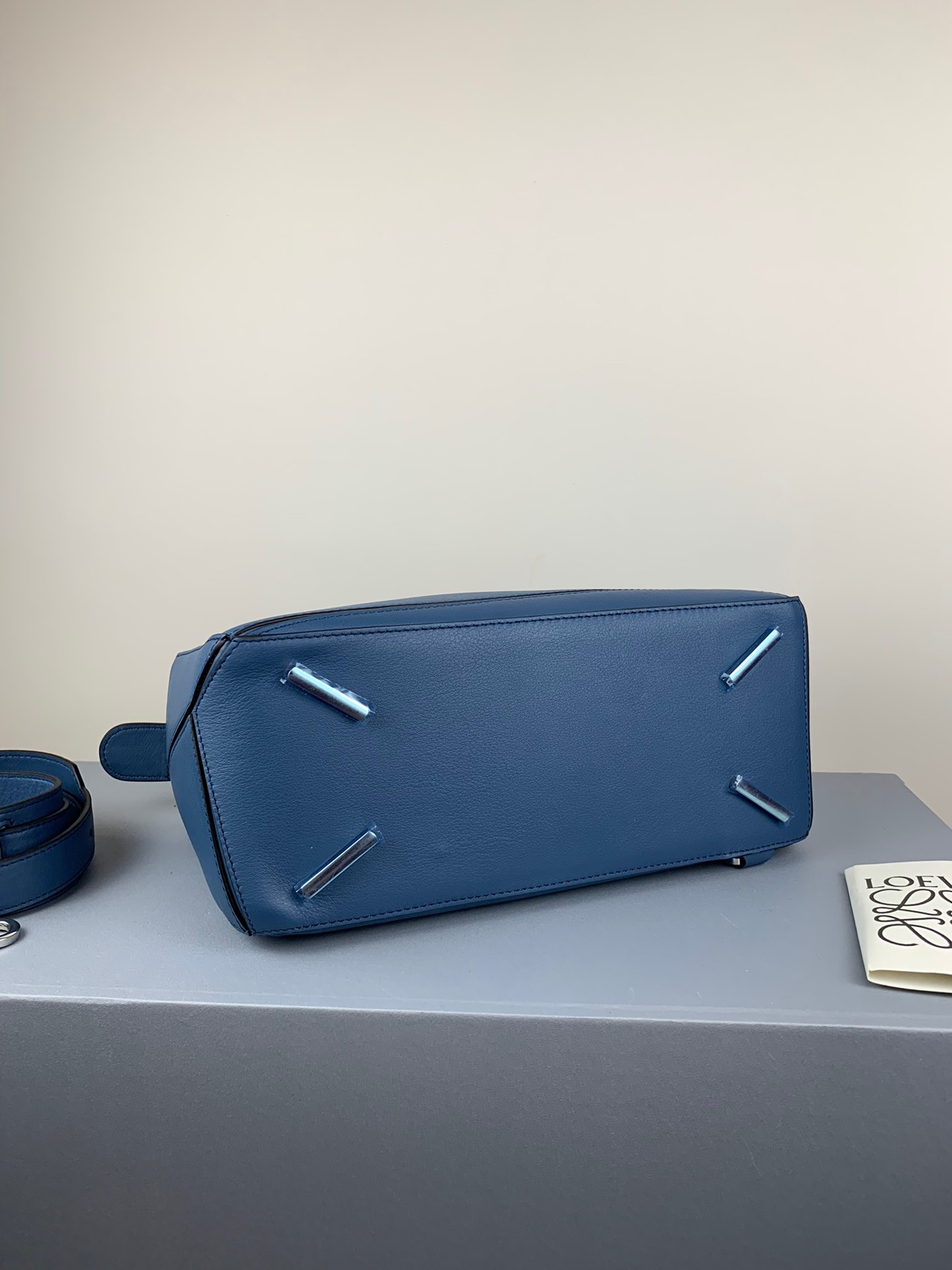 L0ew* medium puzzle bag classic calfskin yale blue 322.30.s20 29 x 18 x 12 cm