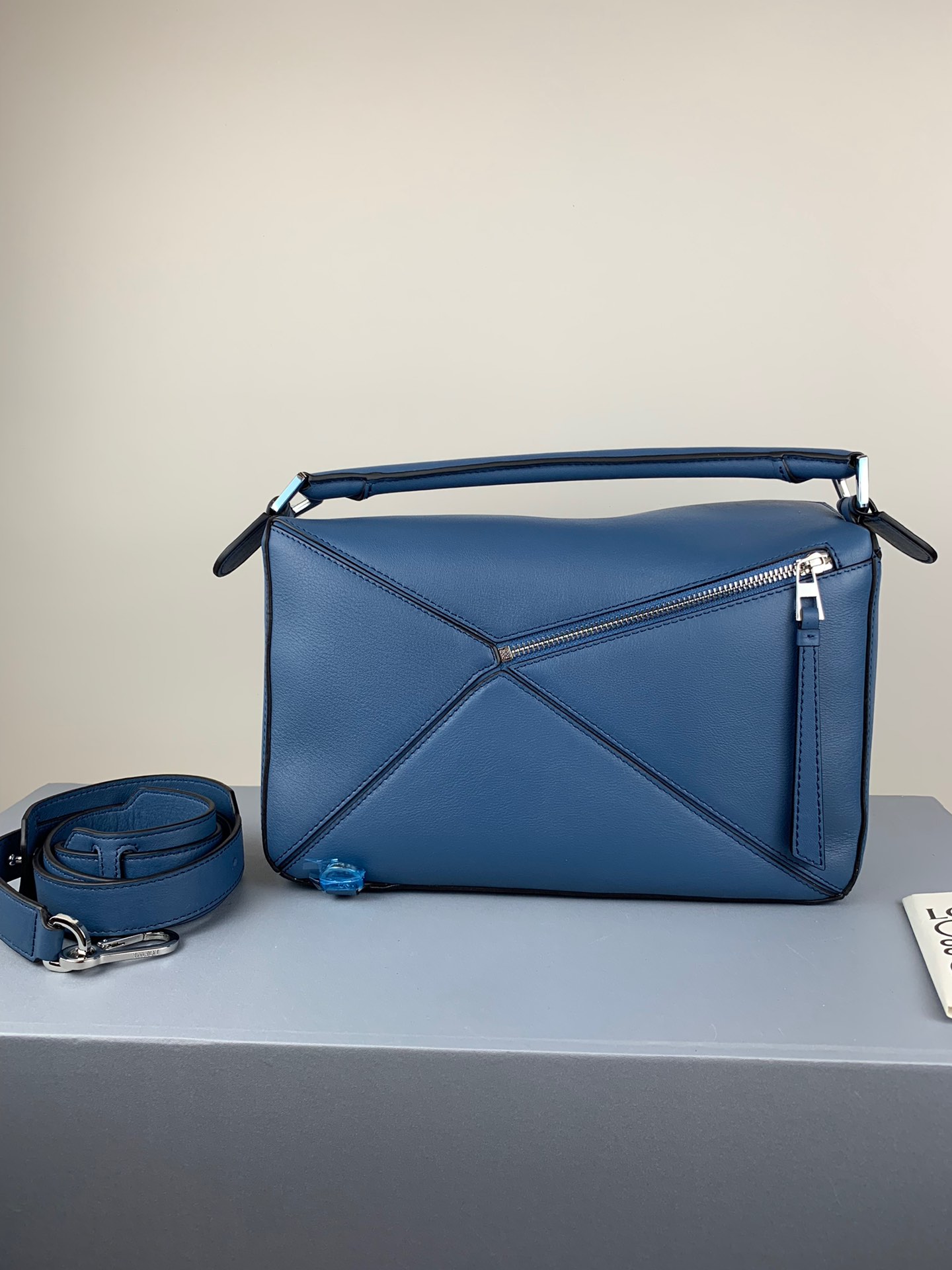 L0ew* medium puzzle bag classic calfskin yale blue 322.30.s20 29 x 18 x 12 cm