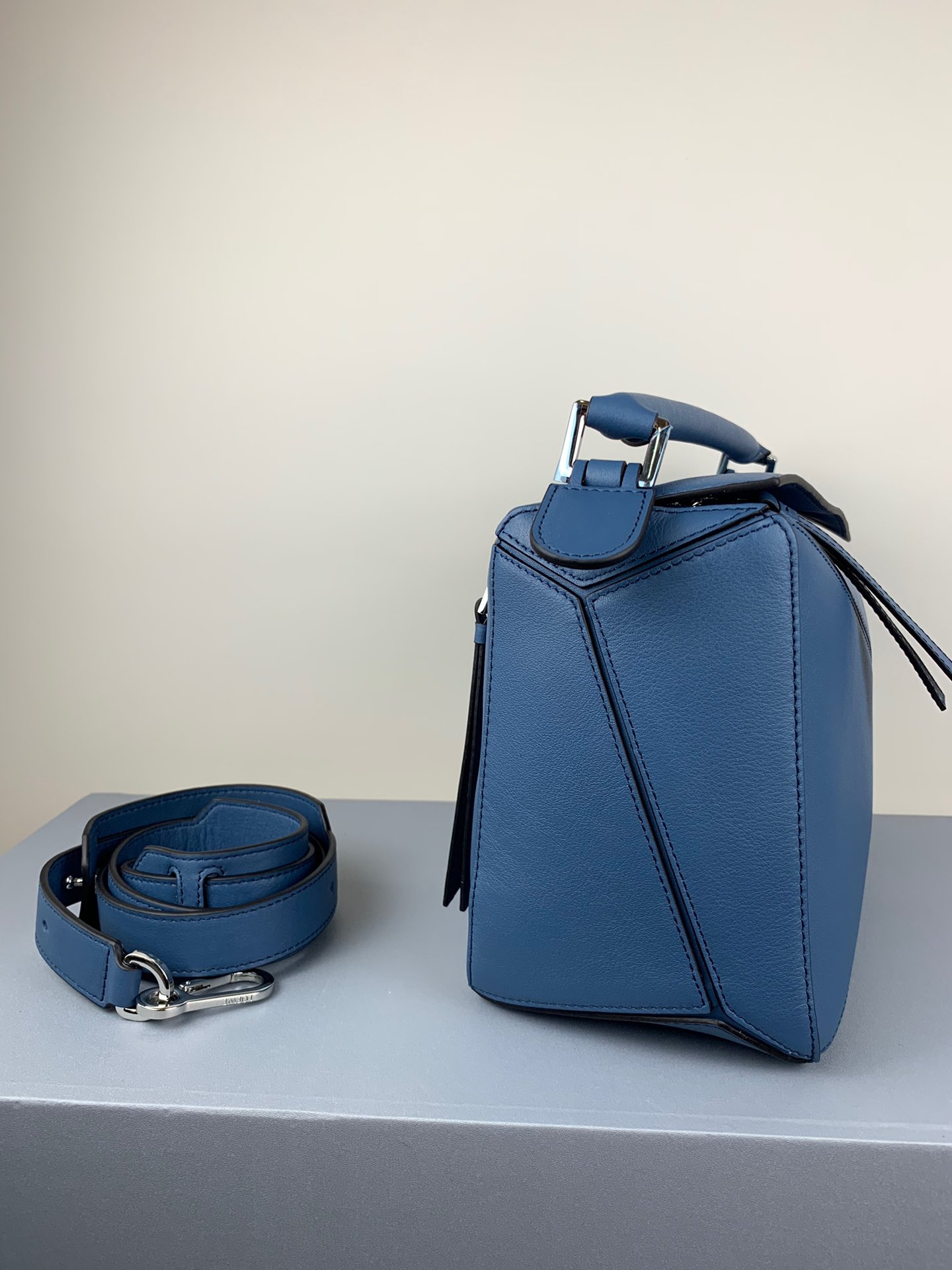 L0ew* medium puzzle bag classic calfskin yale blue 322.30.s20 29 x 18 x 12 cm